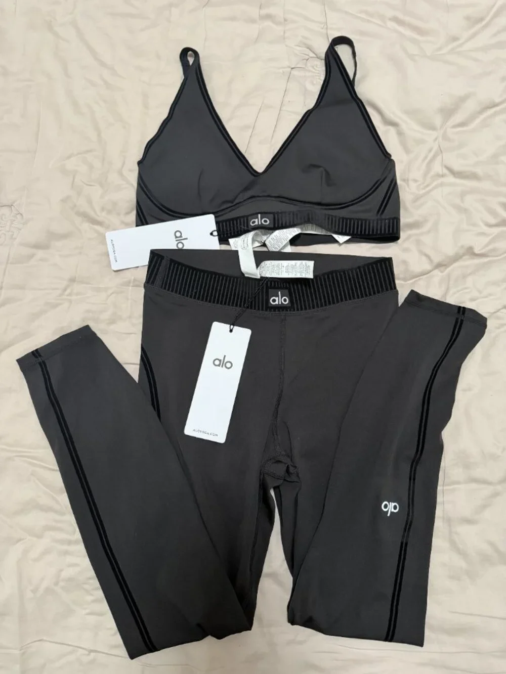 Alo Yoga Airlift Line Up Bra And Airlift High-Waist 7/8 Line Up Legging Set